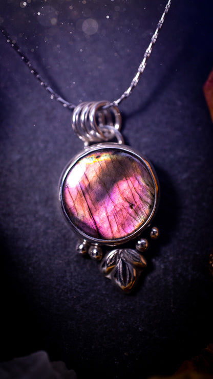 Gorgeous and handmade, sterling silver, purple and orange, labradorite spectrolite pendant necklace. This beautiful necklace features a beautiful labradorite crystal full of colour. Handcrafted from sterling silver that has been recycled. Ideal gift.