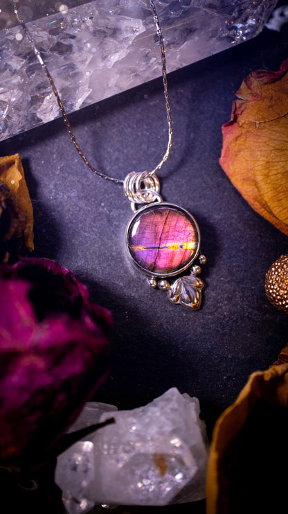 Gorgeous and handmade, sterling silver, purple and orange, labradorite spectrolite pendant necklace. This beautiful necklace features a beautiful labradorite crystal full of colour. Handcrafted from sterling silver that has been recycled. Ideal gift.