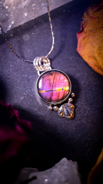 Gorgeous and handmade, sterling silver, purple and orange, labradorite spectrolite pendant necklace. This beautiful necklace features a beautiful labradorite crystal full of colour. Handcrafted from sterling silver that has been recycled. Ideal gift.