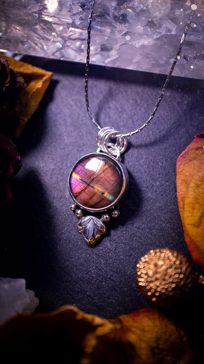 Gorgeous and handmade, sterling silver, purple and orange, labradorite spectrolite pendant necklace. This beautiful necklace features a beautiful labradorite crystal full of colour. Handcrafted from sterling silver that has been recycled. Ideal gift.