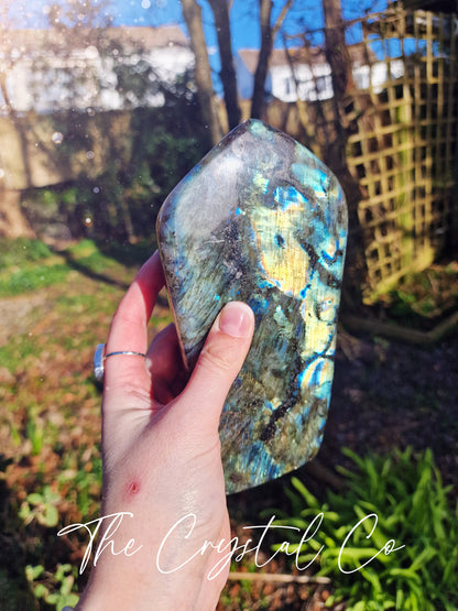 Beautiful Labradorite natural crystal freeform. This beautiful labradorite is full of flash, with multiple  colours of blue, greens and yellows. Ideal for crystal lovers and meditation purposes