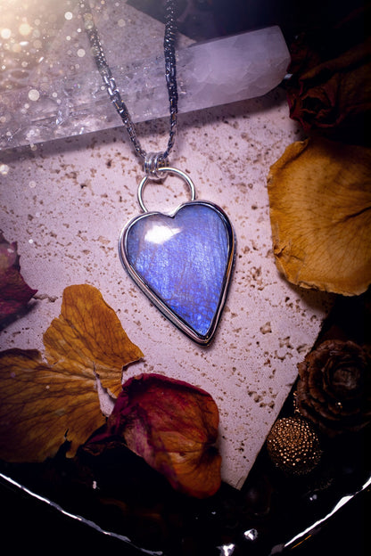 Bold and beautiful, blue flash, belomorite moonstone crystal heart pendant necklace. This pendant has been handcrafted out of fine and sterling silver. The piece is minimal yet unique. Suitable for jewellery gifts. Gothic, hippy and ideal for her.