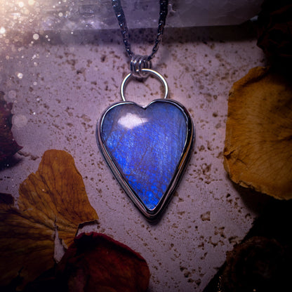 Bold and beautiful, blue flash, belomorite moonstone crystal heart pendant necklace. This pendant has been handcrafted out of fine and sterling silver. The piece is minimal yet unique. Suitable for jewellery gifts. Gothic, hippy and ideal for her.