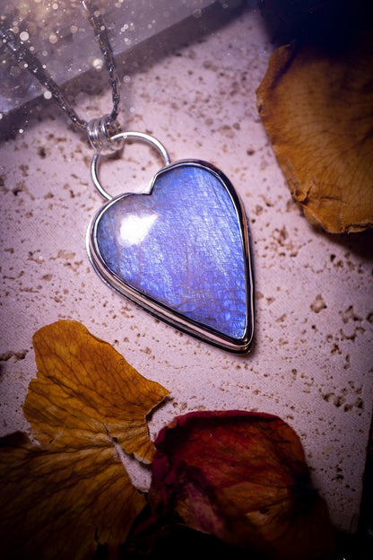 Bold and beautiful, blue flash, belomorite moonstone crystal heart pendant necklace. This pendant has been handcrafted out of fine and sterling silver. The piece is minimal yet unique. Suitable for jewellery gifts. Gothic, hippy and ideal for her.