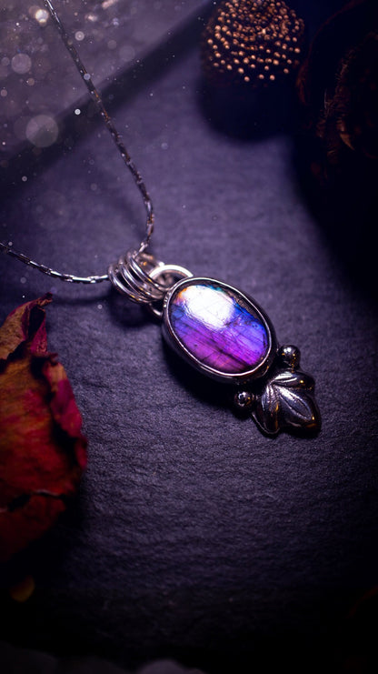 Gorgeous and dainty, sterling silver, deep purple flash, labradorite spectrolite pendant necklace. This beautiful necklace features a beautiful labradorite crystal full of colour. Handcrafted from sterling silver that has been recycled. Ideal gift.