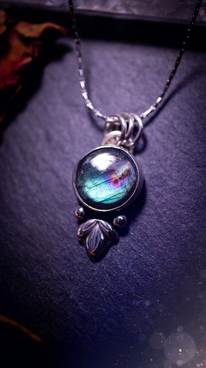 Gorgeous and handmade, sterling silver, purple and green, labradorite spectrolite pendant necklace. This beautiful necklace features a beautiful labradorite crystal full of colour. Handcrafted from sterling silver that has been recycled. Ideal gift.