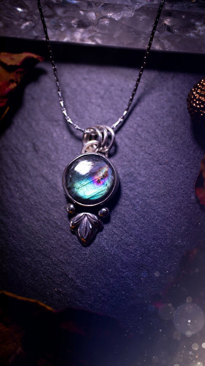 Gorgeous and handmade, sterling silver, purple and green, labradorite spectrolite pendant necklace. This beautiful necklace features a beautiful labradorite crystal full of colour. Handcrafted from sterling silver that has been recycled. Ideal gift.