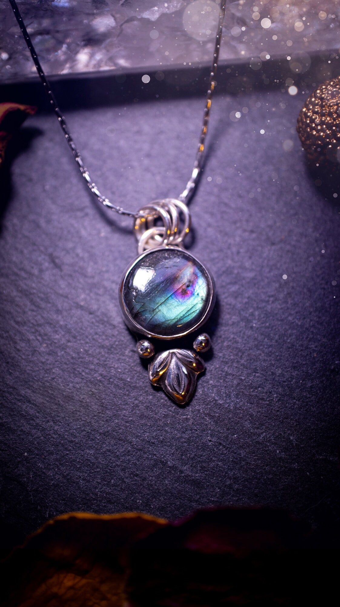 Gorgeous and handmade, sterling silver, purple and green, labradorite spectrolite pendant necklace. This beautiful necklace features a beautiful labradorite crystal full of colour. Handcrafted from sterling silver that has been recycled. Ideal gift.