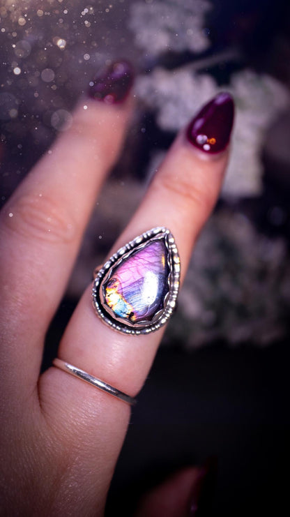 Beautiful deep purple and pink, Labradorite crystal, sterling silver pendant ring. Featuring a large purple labradorite crystal that is very flashy with beautiful patterns. Very unique and one of a kind. Jewellery gifts for crystal lovers Gothic gift