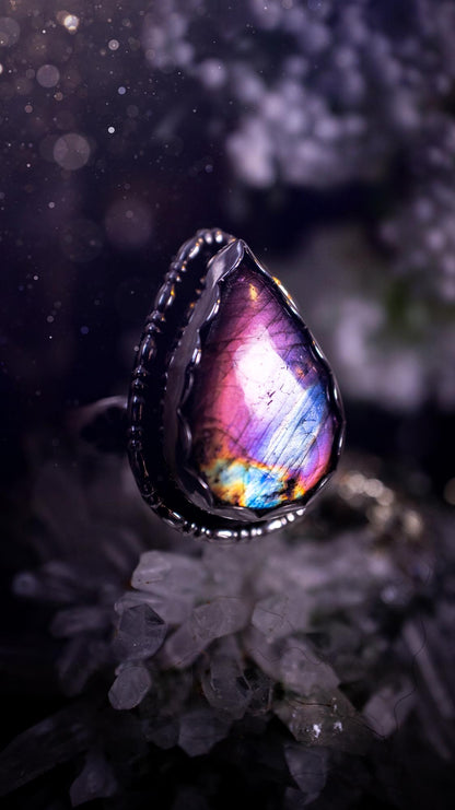 Beautiful deep purple and pink, Labradorite crystal, sterling silver pendant ring. Featuring a large purple labradorite crystal that is very flashy with beautiful patterns. Very unique and one of a kind. Jewellery gifts for crystal lovers Gothic gift