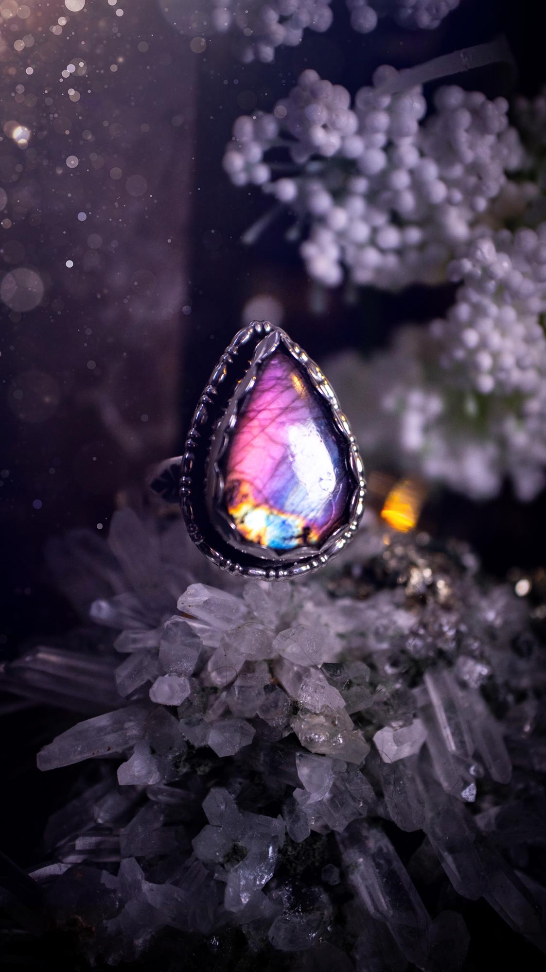 Beautiful deep purple and pink, Labradorite crystal, sterling silver pendant ring. Featuring a large purple labradorite crystal that is very flashy with beautiful patterns. Very unique and one of a kind. Jewellery gifts for crystal lovers Gothic gift