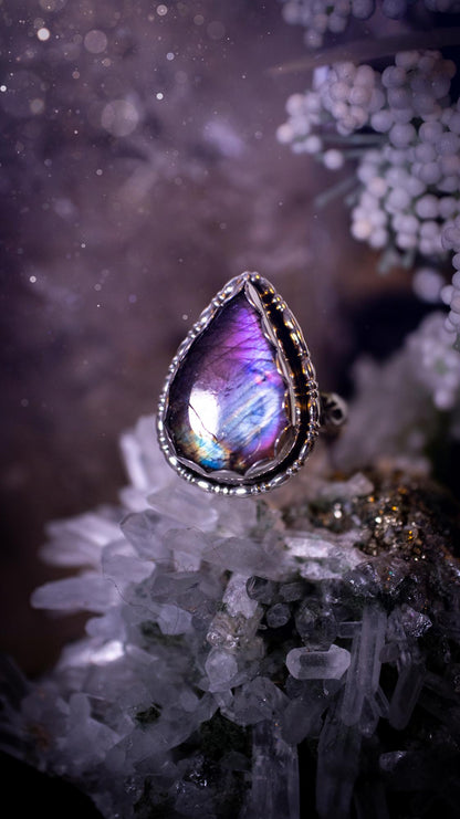 Beautiful deep purple and pink, Labradorite crystal, sterling silver pendant ring. Featuring a large purple labradorite crystal that is very flashy with beautiful patterns. Very unique and one of a kind. Jewellery gifts for crystal lovers Gothic gift