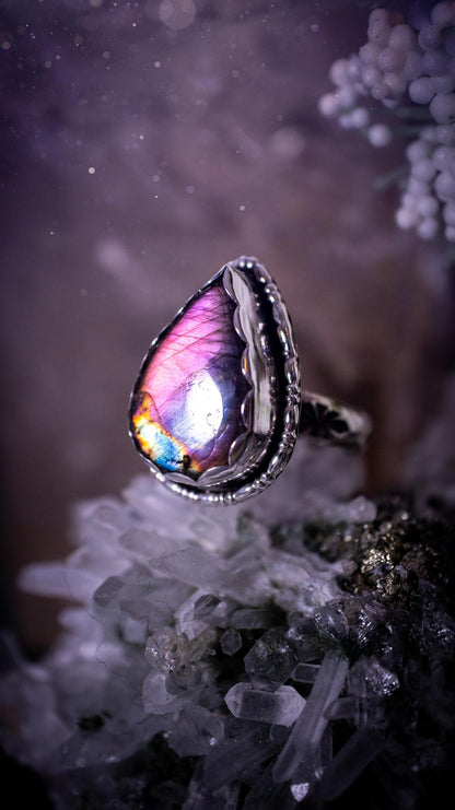 Beautiful deep purple and pink, Labradorite crystal, sterling silver pendant ring. Featuring a large purple labradorite crystal that is very flashy with beautiful patterns. Very unique and one of a kind. Jewellery gifts for crystal lovers Gothic gift