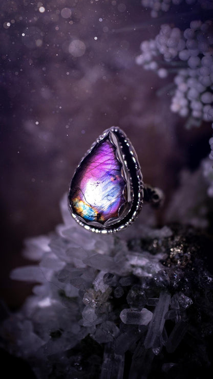 Beautiful deep purple and pink, Labradorite crystal, sterling silver pendant ring. Featuring a large purple labradorite crystal that is very flashy with beautiful patterns. Very unique and one of a kind. Jewellery gifts for crystal lovers Gothic gift