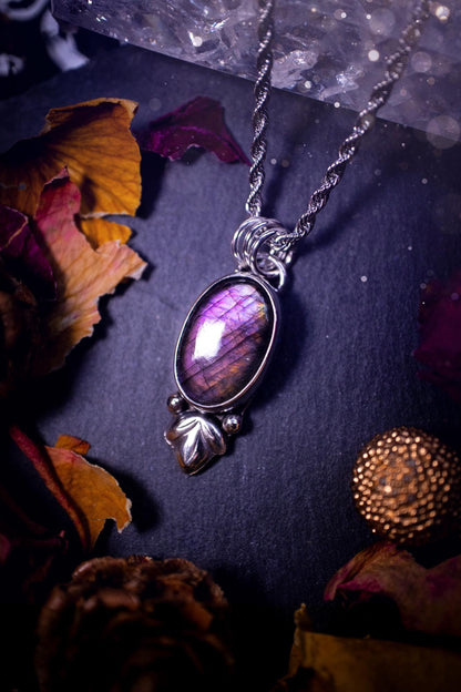 Gorgeous and dainty, sterling silver, deep purple flash, labradorite spectrolite pendant necklace. This beautiful necklace features a beautiful labradorite crystal full of colour. Handcrafted from sterling silver that has been recycled. Ideal gift.