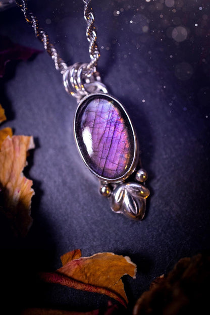 Gorgeous and dainty, sterling silver, deep purple flash, labradorite spectrolite pendant necklace. This beautiful necklace features a beautiful labradorite crystal full of colour. Handcrafted from sterling silver that has been recycled. Ideal gift.