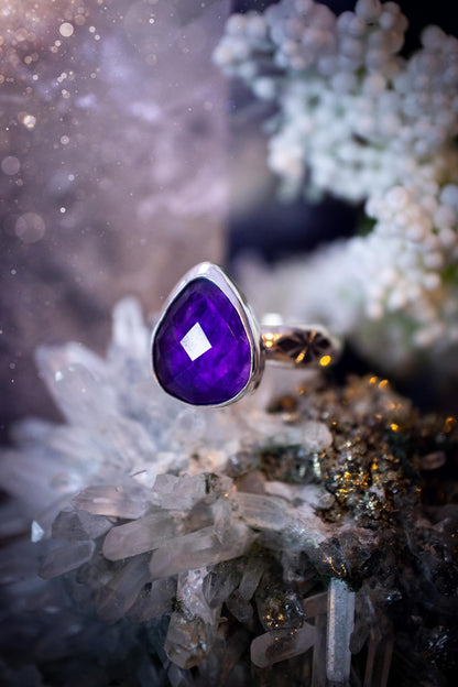 Beautiful and handcrafted, natural purple amethyst crystal, staking ring. This stunning ring has been hand made using fine and sterling silver. It features a beautiful and natural purple amethyst crystal that is rose cut with such a gorgeous colour. The ring shank on this ring has been stamped with a gothic pattern to give it a one of a kind vibe. Ideal gift for that special person in your life, or for any crystal and jewellery lover. Hippy, witchy and gothic jewellery for the soul.