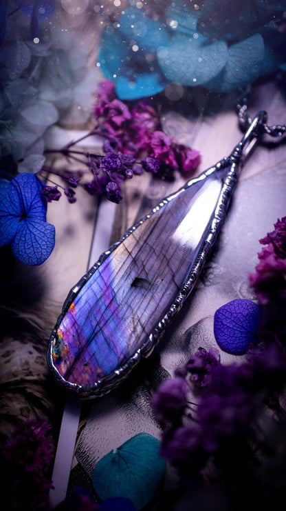Beautiful and bold, soft soldered, large and very unique Labradorite pendant necklace. This pendant necklace has been handmade using the soft solder method, using lead free solder that contains silver and polished to a high lustre. Featuring a large, very pretty statement Labradorite crystal that is full of beautiful purples, pinks, silver and blues, with different flashes from different angles. This piece would but suitable for anyone who loves jewellery, crystals, and a gothic aesthetic.