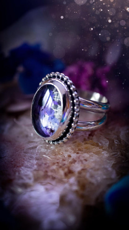 Beautiful and one of a kind, quartz crystal, botanical mini statement ring. This ring has been made by placing lace and real dried flowers under a smooth, quartz crystal. Handmade from fine and sterling silver, featuring a smooth bezel, beaded wire around the bezel and a smooth double ring band. A very unique piece to gift to a loved one who may love crystals and flowers. Ideal for birthdays, anniversaries, and any special occasion. A unique take to sterling silver jewellery.