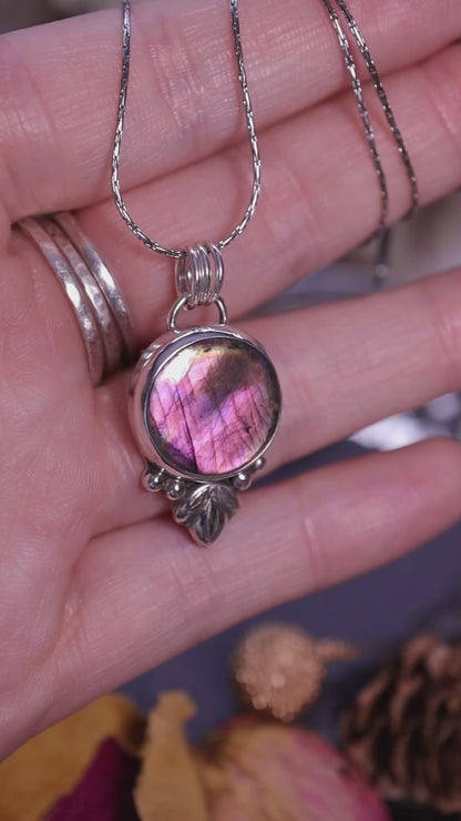 Gorgeous and handmade, sterling silver, purple and orange, labradorite spectrolite pendant necklace. This beautiful necklace features a beautiful labradorite crystal full of colour. Handcrafted from sterling silver that has been recycled. Ideal gift.