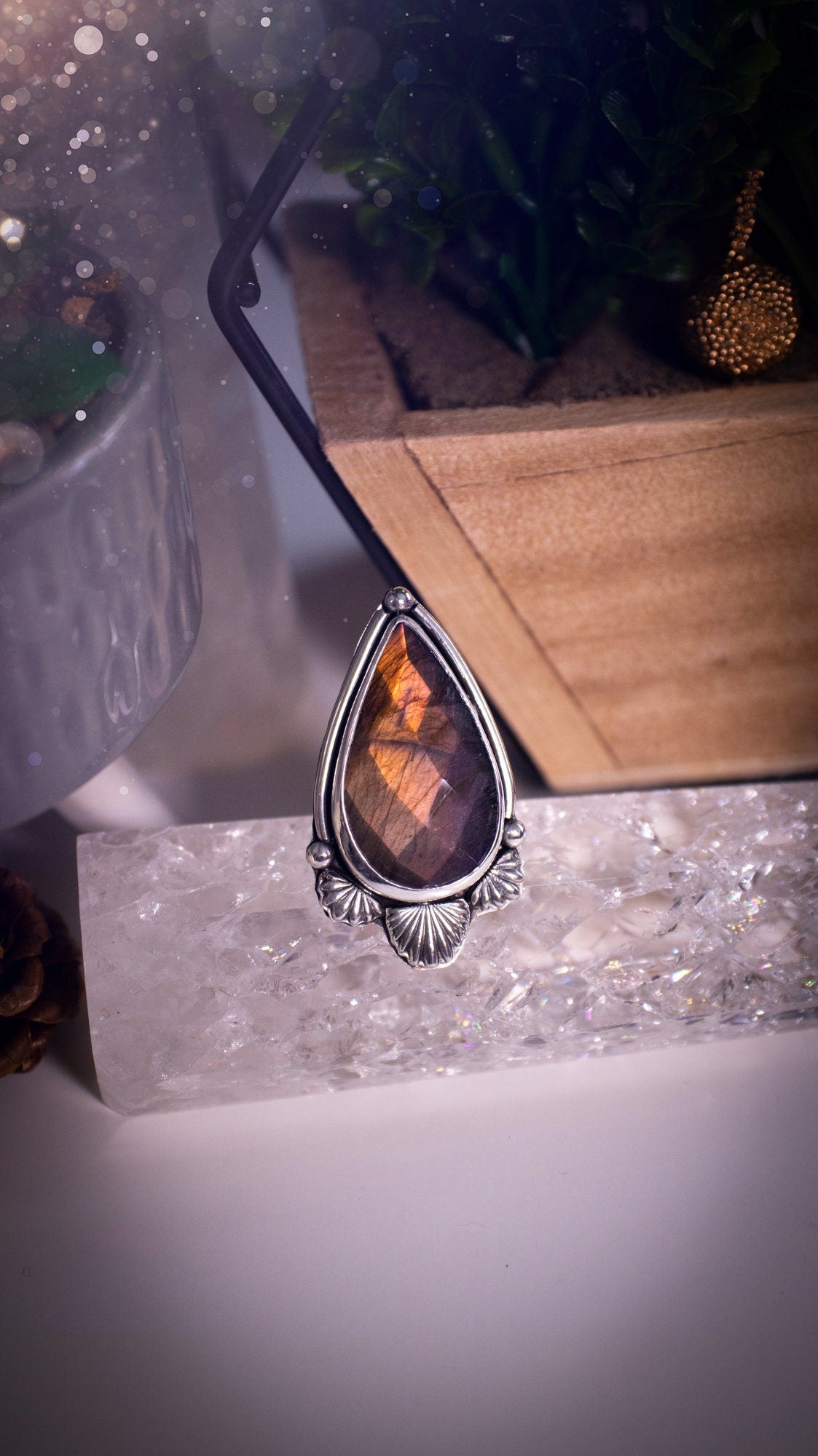 Gorgeous, handmade, orange and purple labradorite statement ring. This ring has been made using fine and sterling silver and has beautiful fan components. The ring is a size R. Ideal crystal gift, witchy and gothic style.